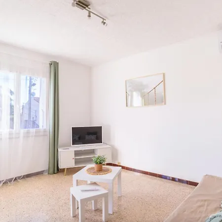 Apartment Charming Flat In With Balcony *