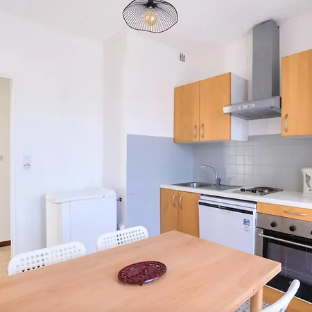 Charming Flat In With Balcony *