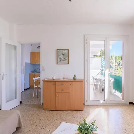 Charming Flat In With Balcony 아파트 히에레