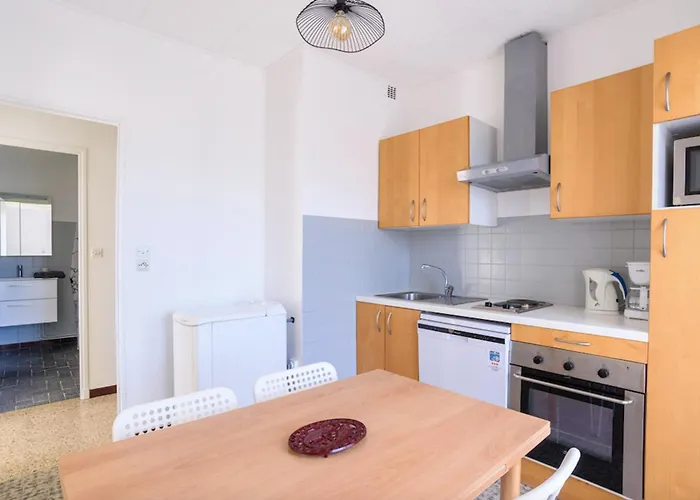 Charming Flat In With Balcony *